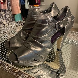 Madden Girl dark silver metallic leather pumps size 9.5